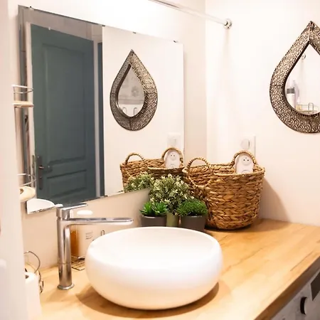Rare Gem 2 Steps From The Heart Of Apartment *